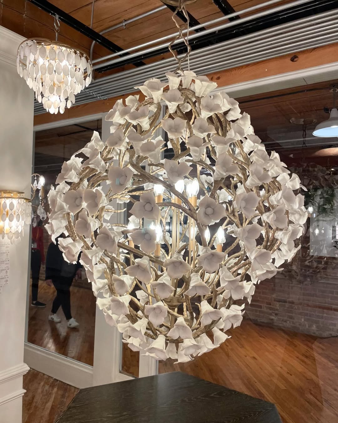 Modern Art Design Lily Ceramic Flower Chandelier for Low-ceiling